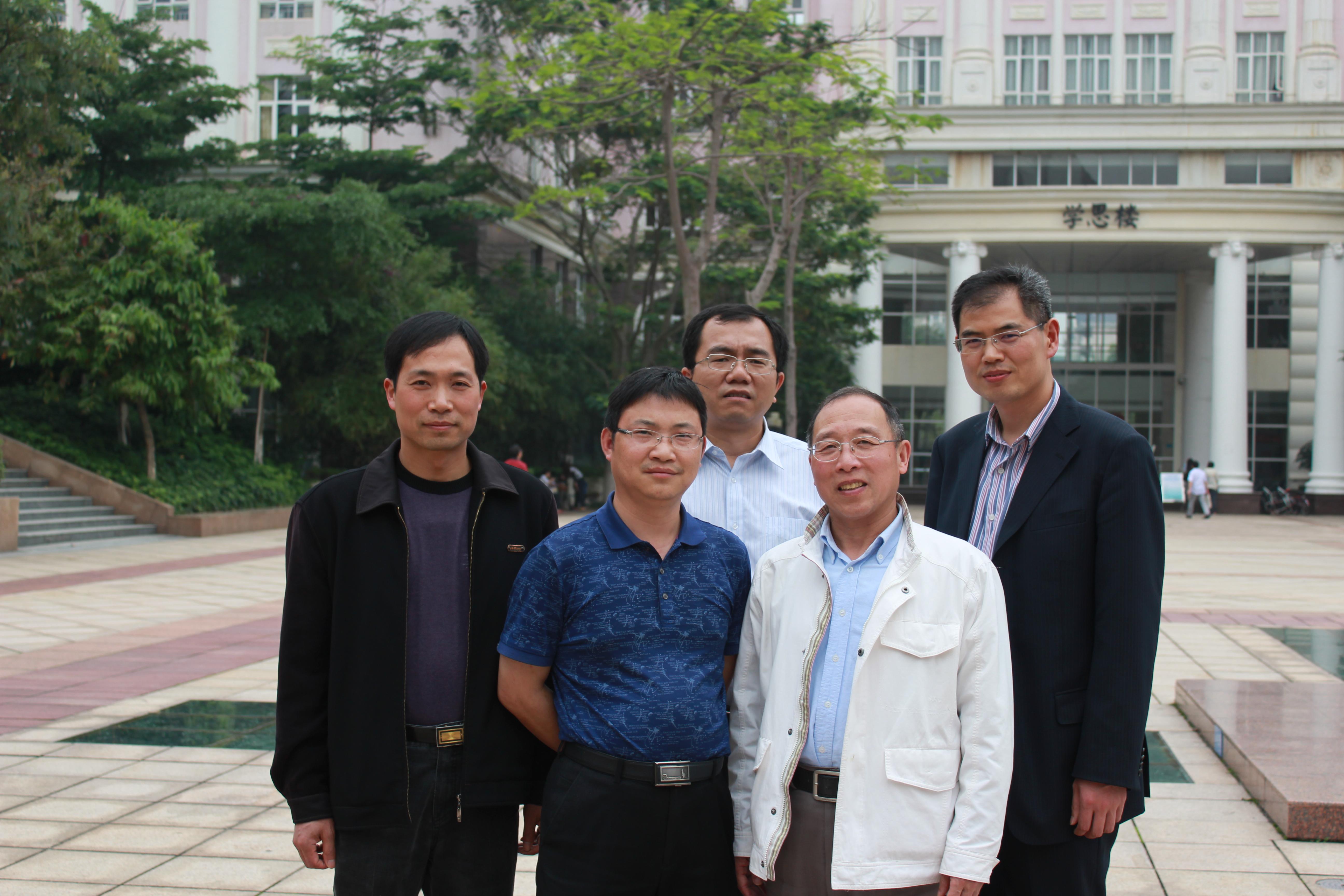 在深圳职业技术学院教学楼前合影