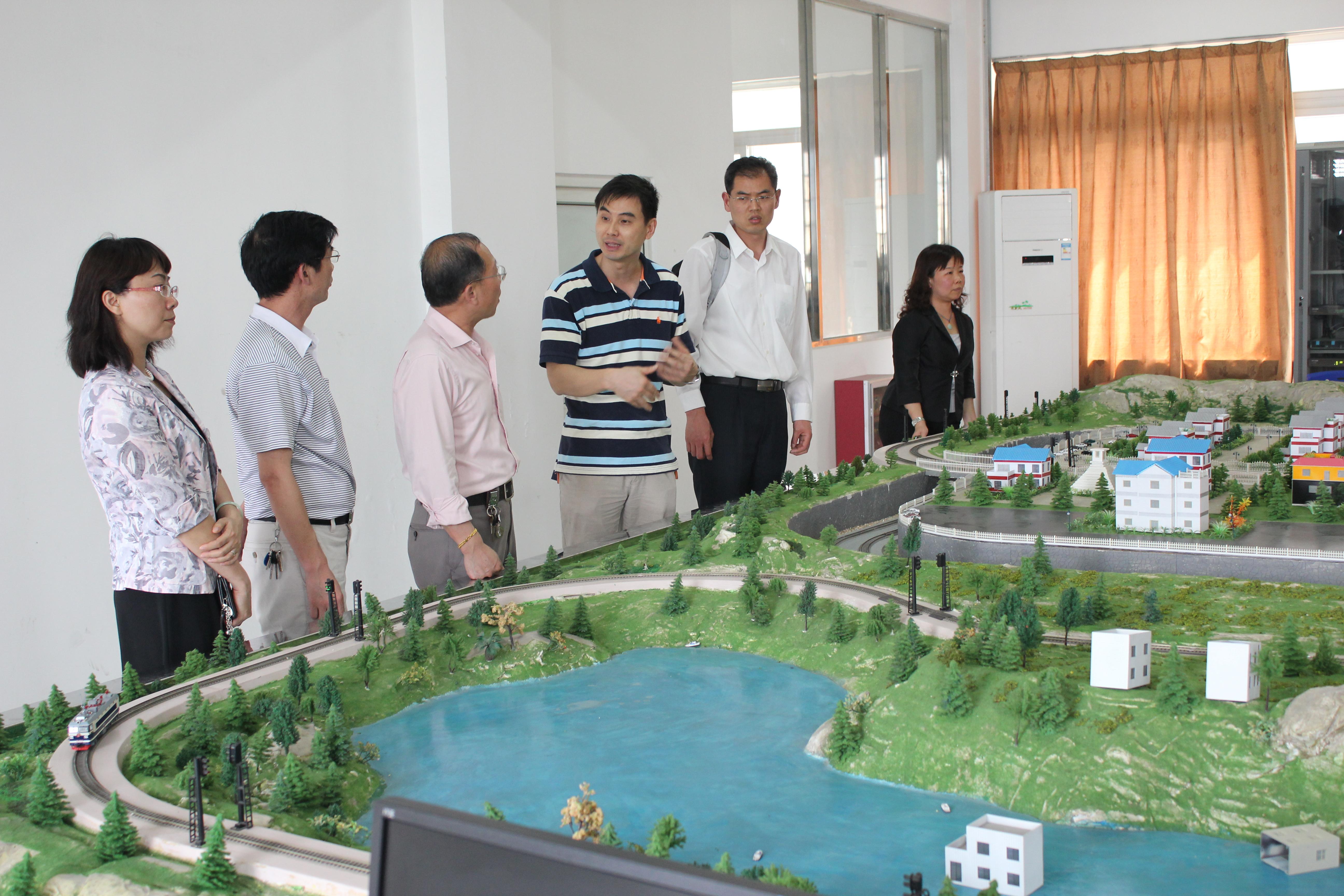 考察广州铁路职业技术学院实训室