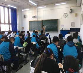 图片包含 人, 室内, 大, 桌子

描述已自动生成