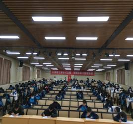 许多人站在室内

中度可信度描述已自动生成